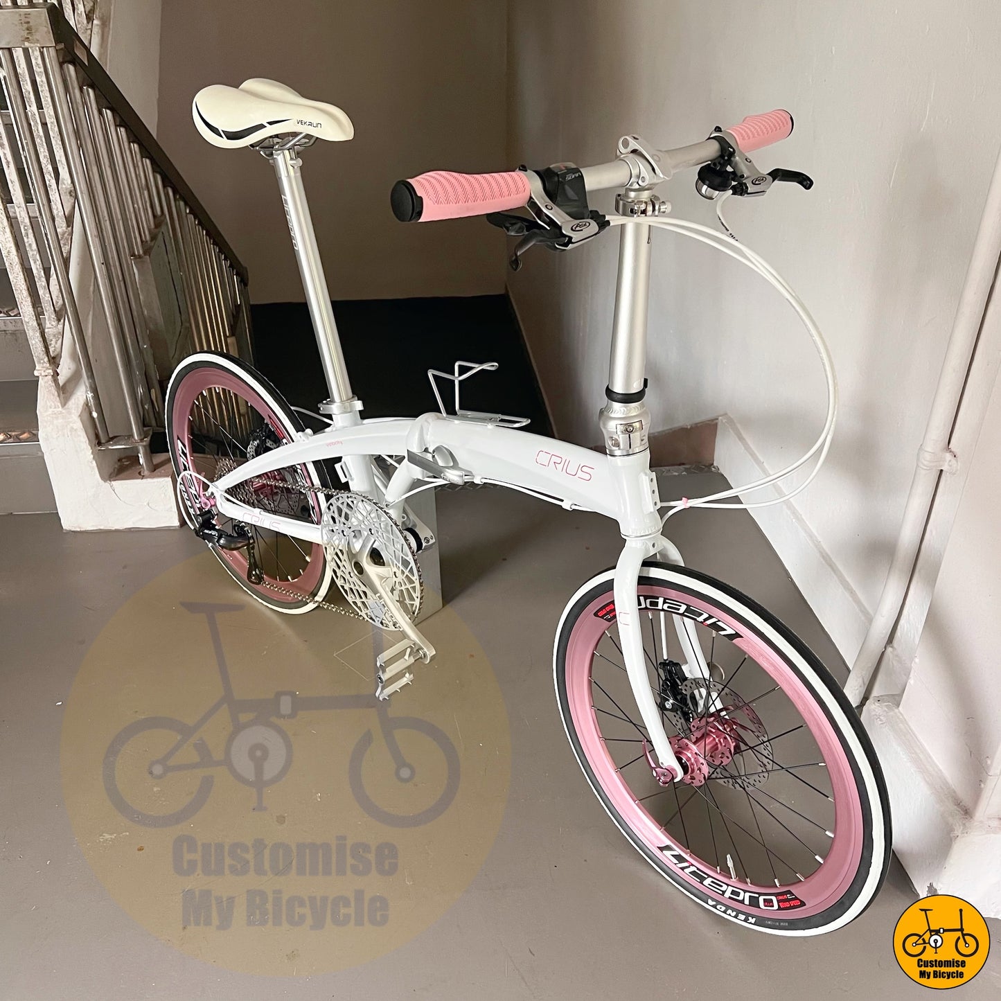 Compact and bus-friendly folding bike with a responsive drivetrain