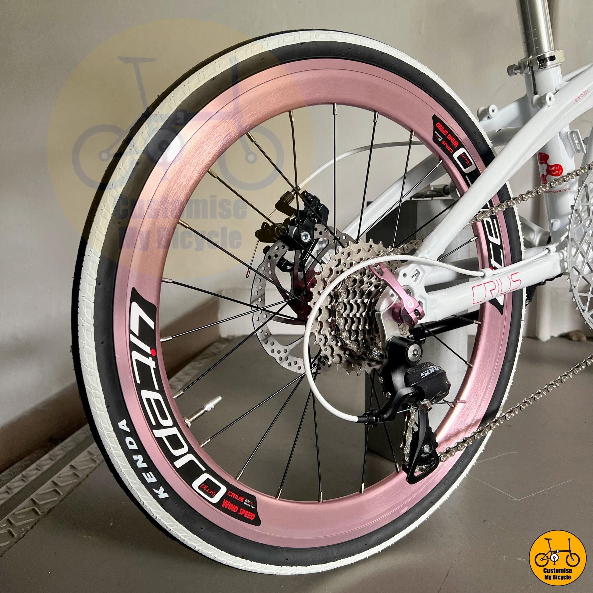 Compact and bus-friendly folding bike with a responsive drivetrain