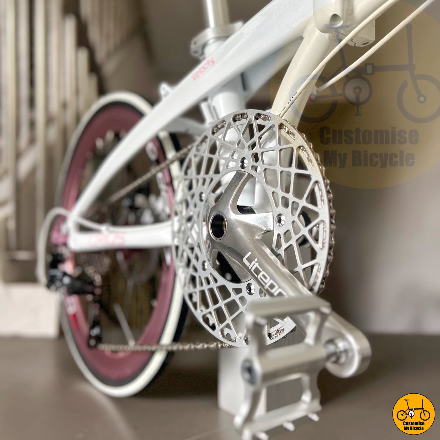 Folding bike with a sturdy aluminum frame for city commuting