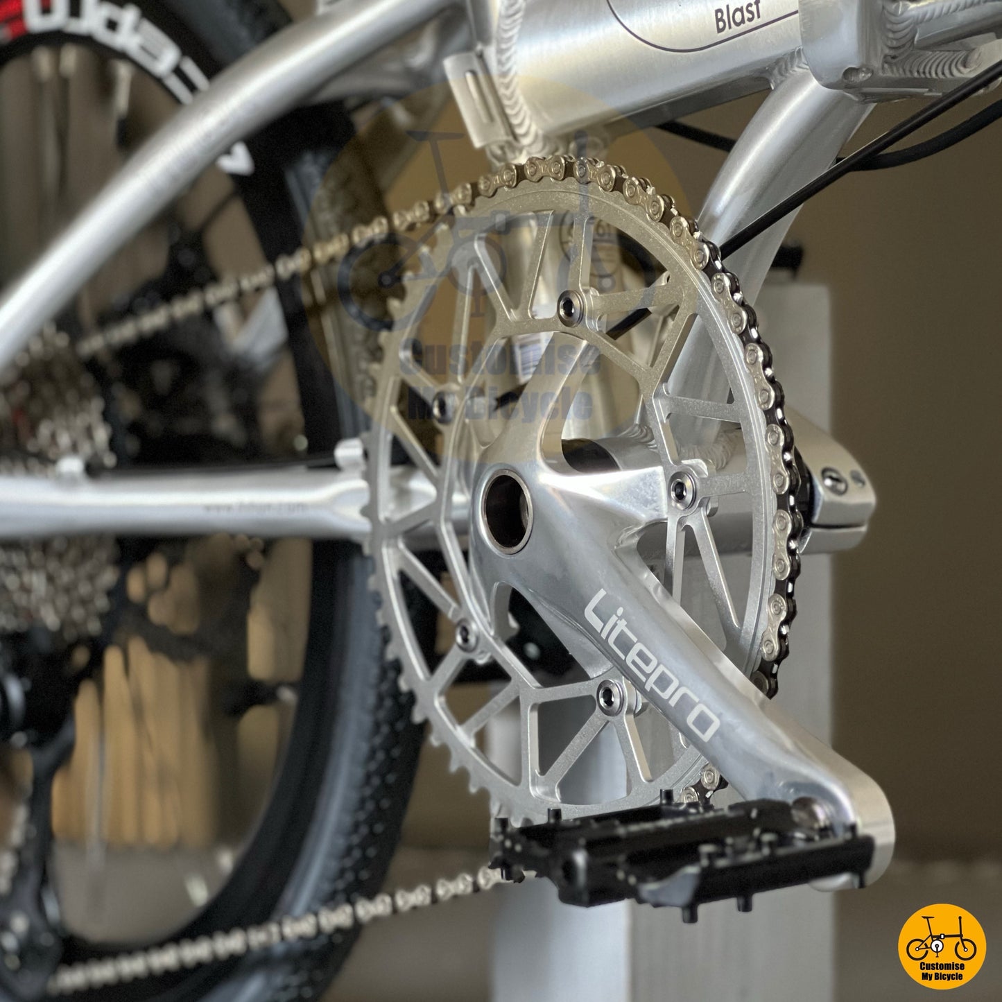 Close-up of Hollowtech crank arm on Fnhon Blast 22-inch foldie