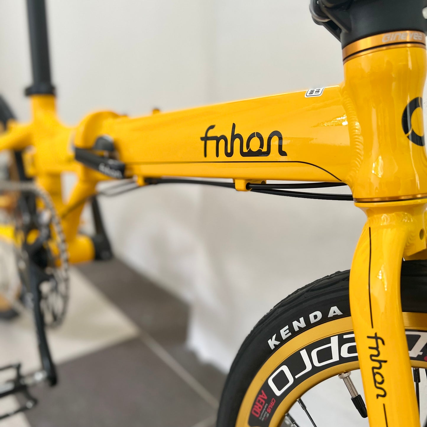 Spongebob Yellow Fnhon Blast 22-Inch Foldable Bicycle β Ride with a Pop of Fun