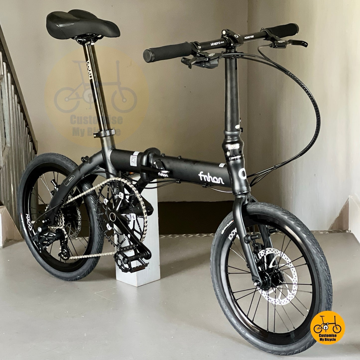 Basikal lipat Fnhon Breeze 18-inci warna hitam matte dengan gear Sensah 5 untuk perjalanan santai dan mesra pengguna