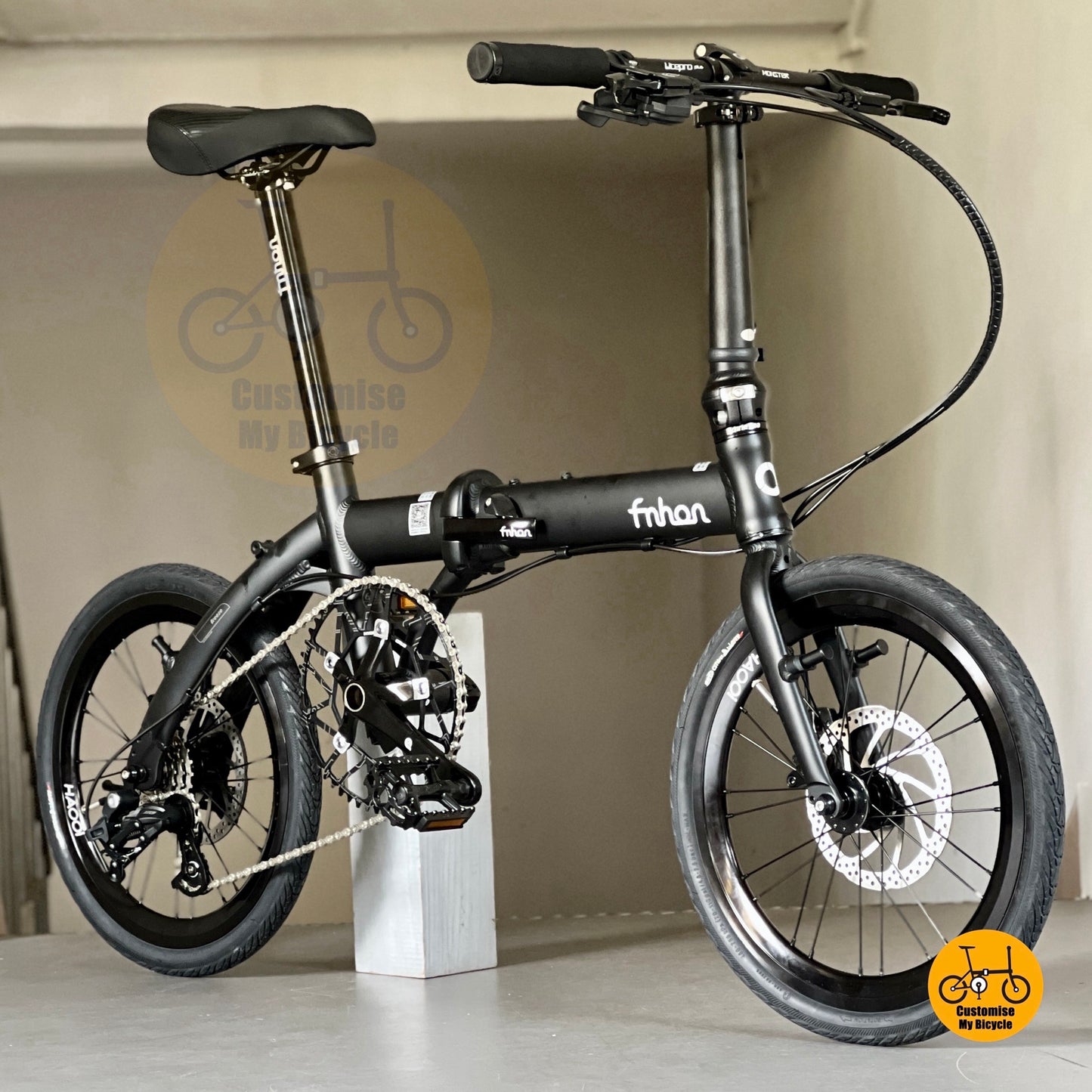 Basikal lipat Fnhon Breeze 18-inci warna hitam matte dengan gear Sensah 5 untuk perjalanan santai dan mesra pengguna