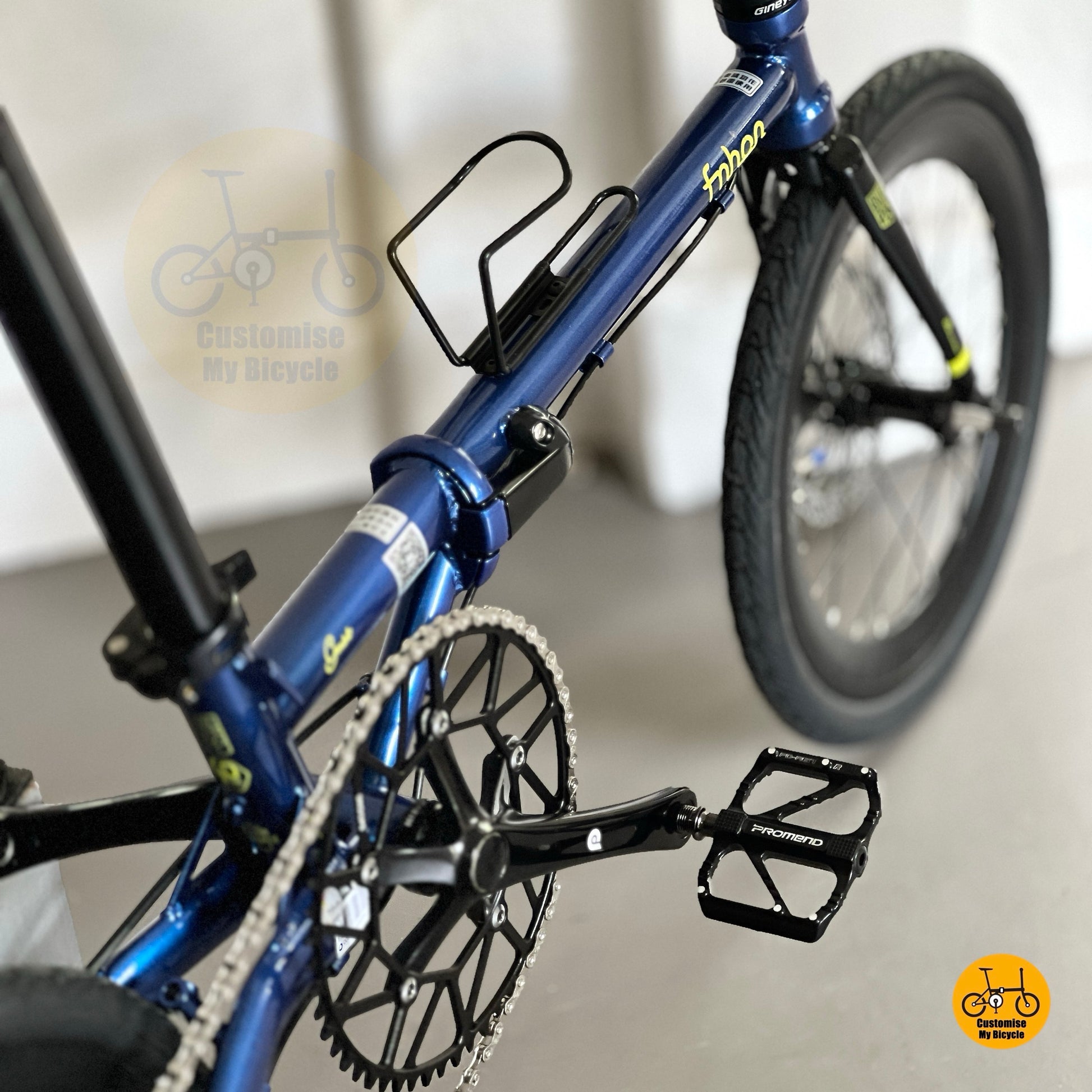 Close up of Fnhon Litepro Hollowtech crankset Gust 18 Deep Sea Blue