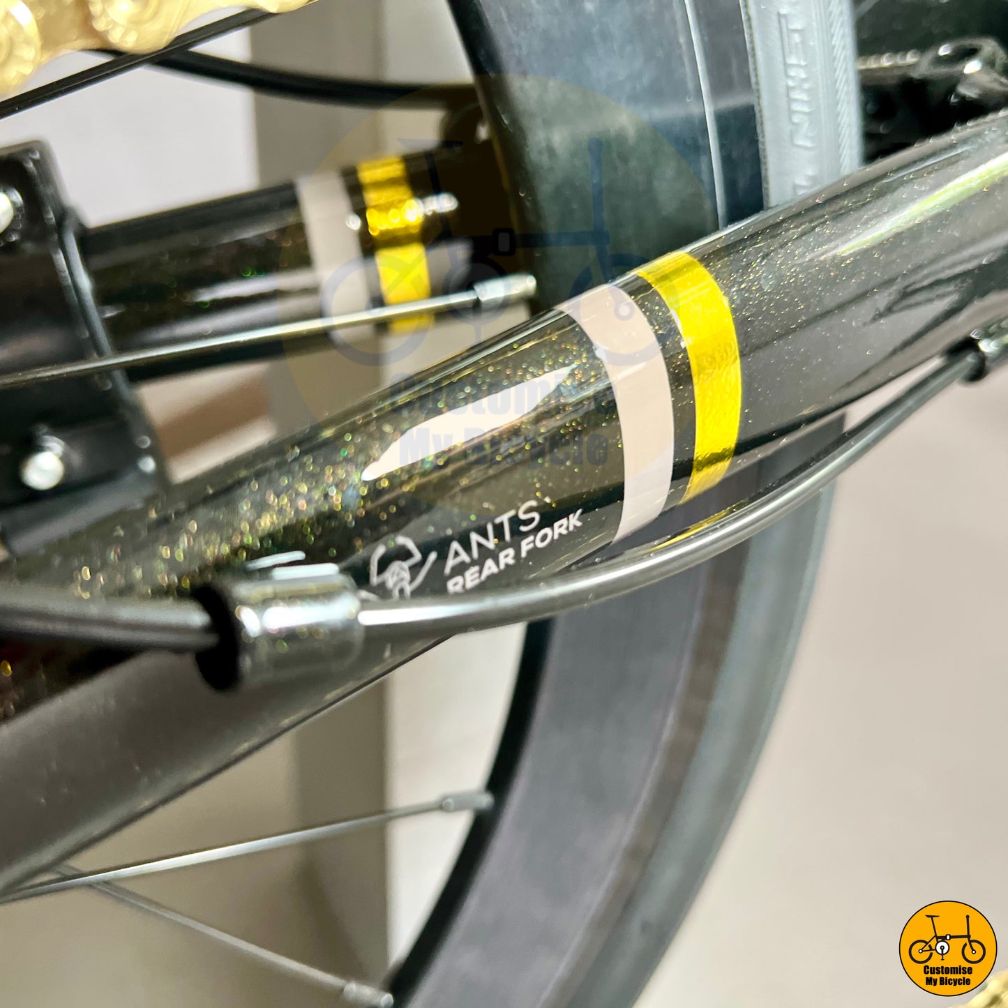 Premium foldie with lightweight alloy frame and gold shimmering finish
