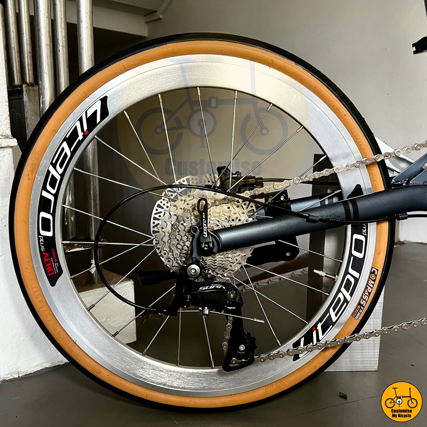 Compact foldie with a modern aesthetic and enhanced riding stability