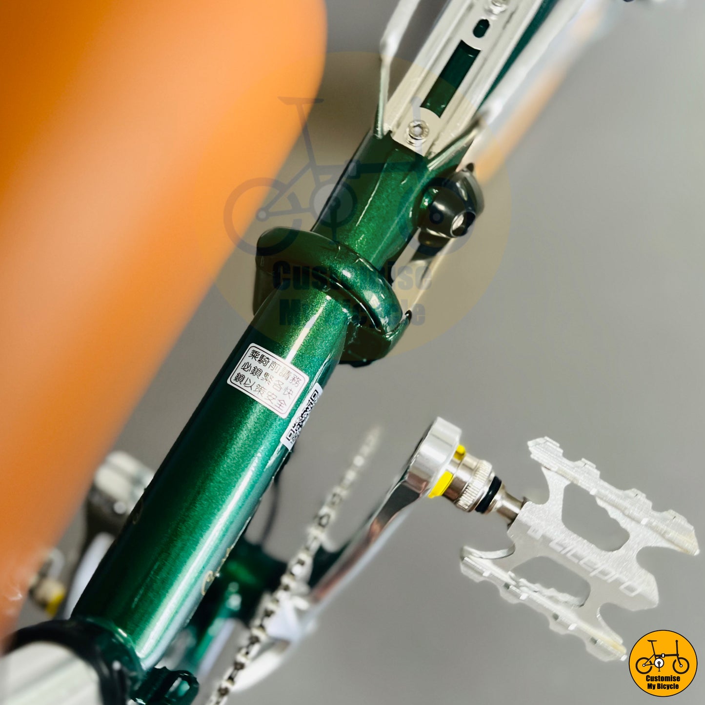 Folding bike with ergonomic brown saddle for comfortable rides