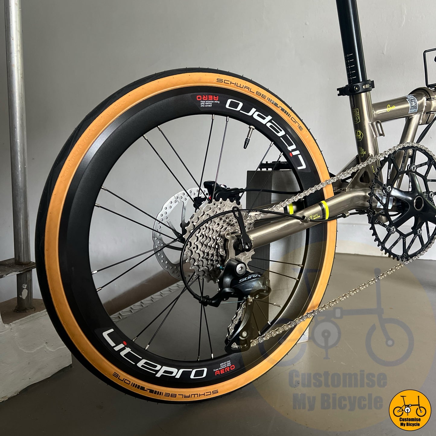 Schwalbe tan wall tyres on Fnhon Gust folding bicycle