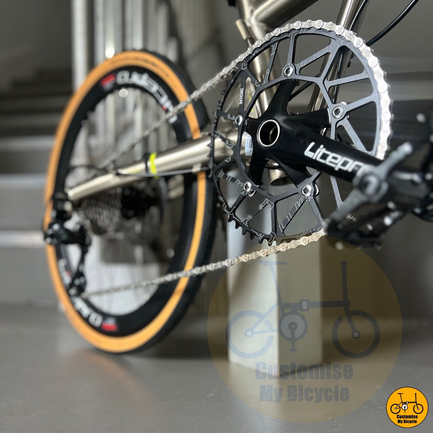 Folding bike with strong frame and fast rolling Schwalbe tyres
