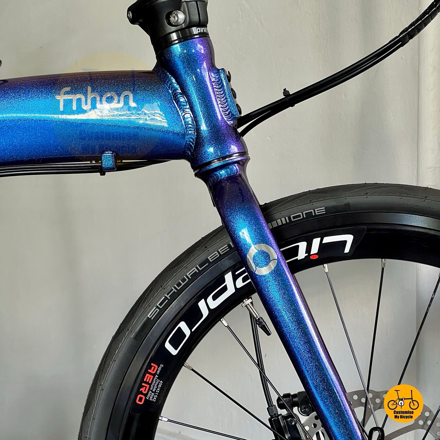 Front angle of folding bicycle with SCHWALBE One tyres and Aero wheels