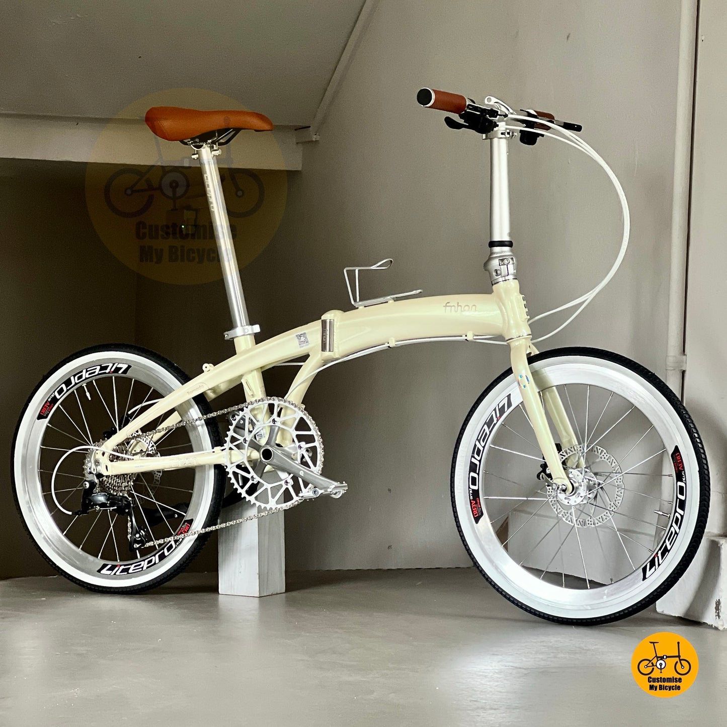 Fnhon Tornado 22 Inch foldie in beige with silver accents and Shimano 9s drivetrain