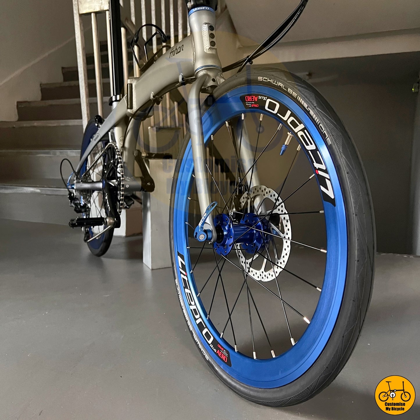 Ride in Style β Blue Accent Folding Bike for City & Adventure