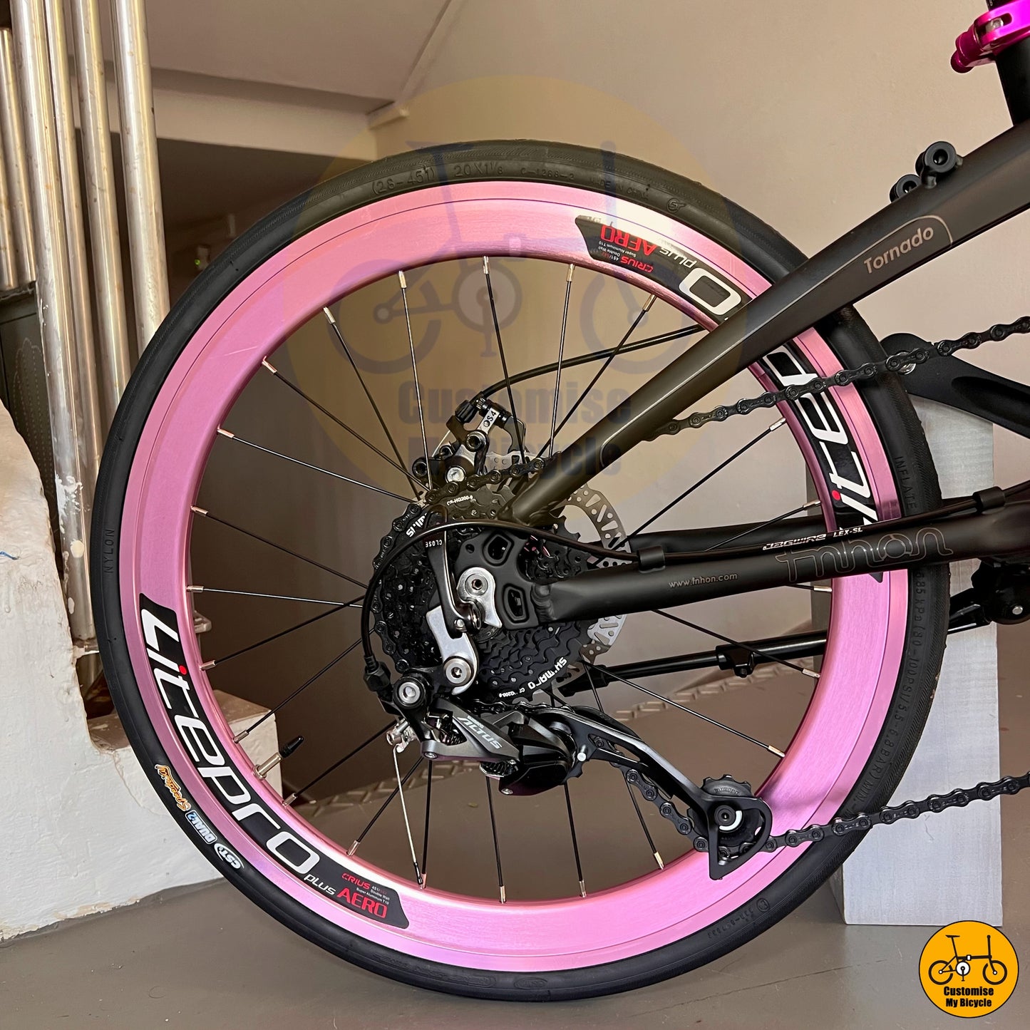 Chic & Compact Folding Bike β Stylish Matte Black with Feminine Pink Details