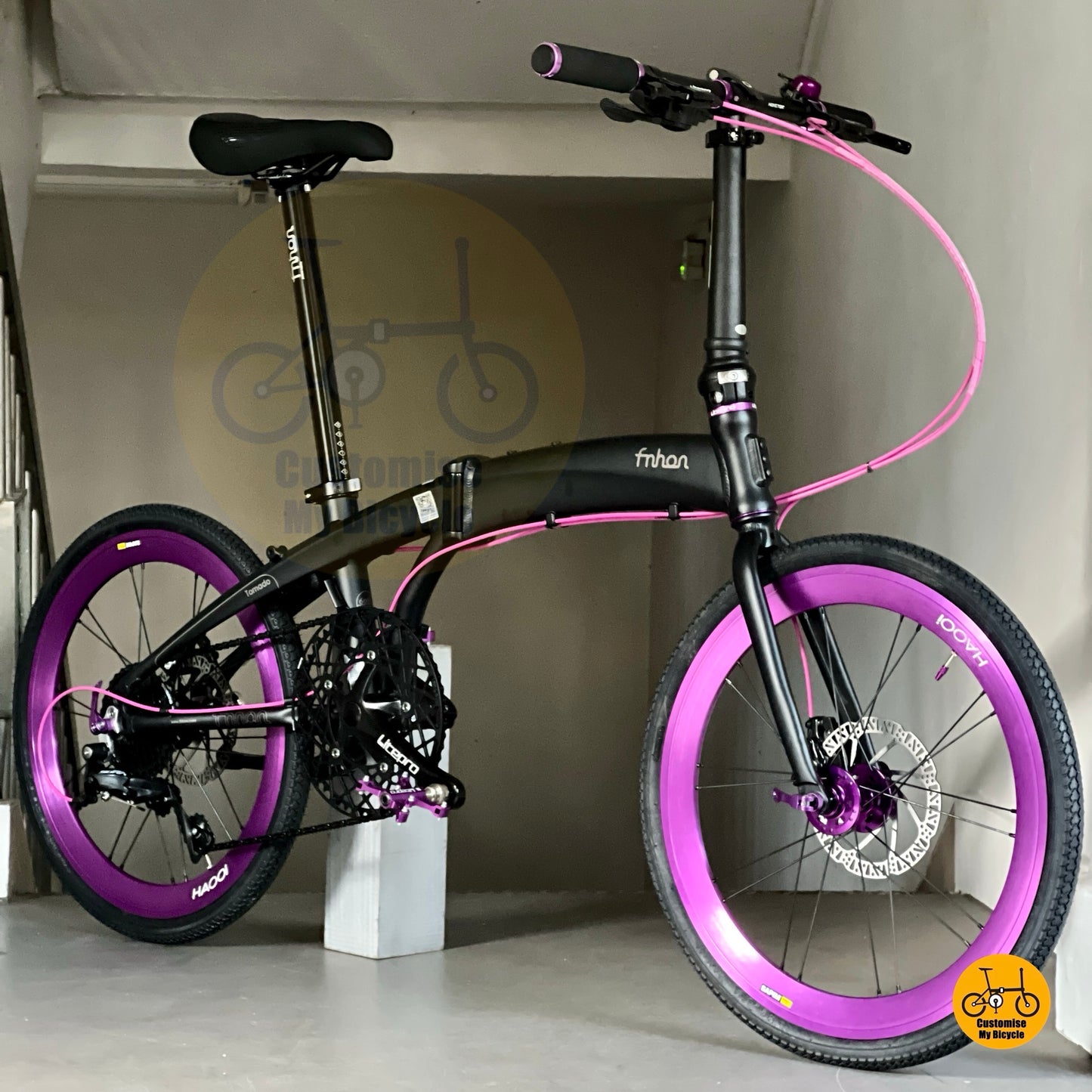 Fnhon Tornado 22-inch foldable bicycle bergaya warna hitam dan ungu moden