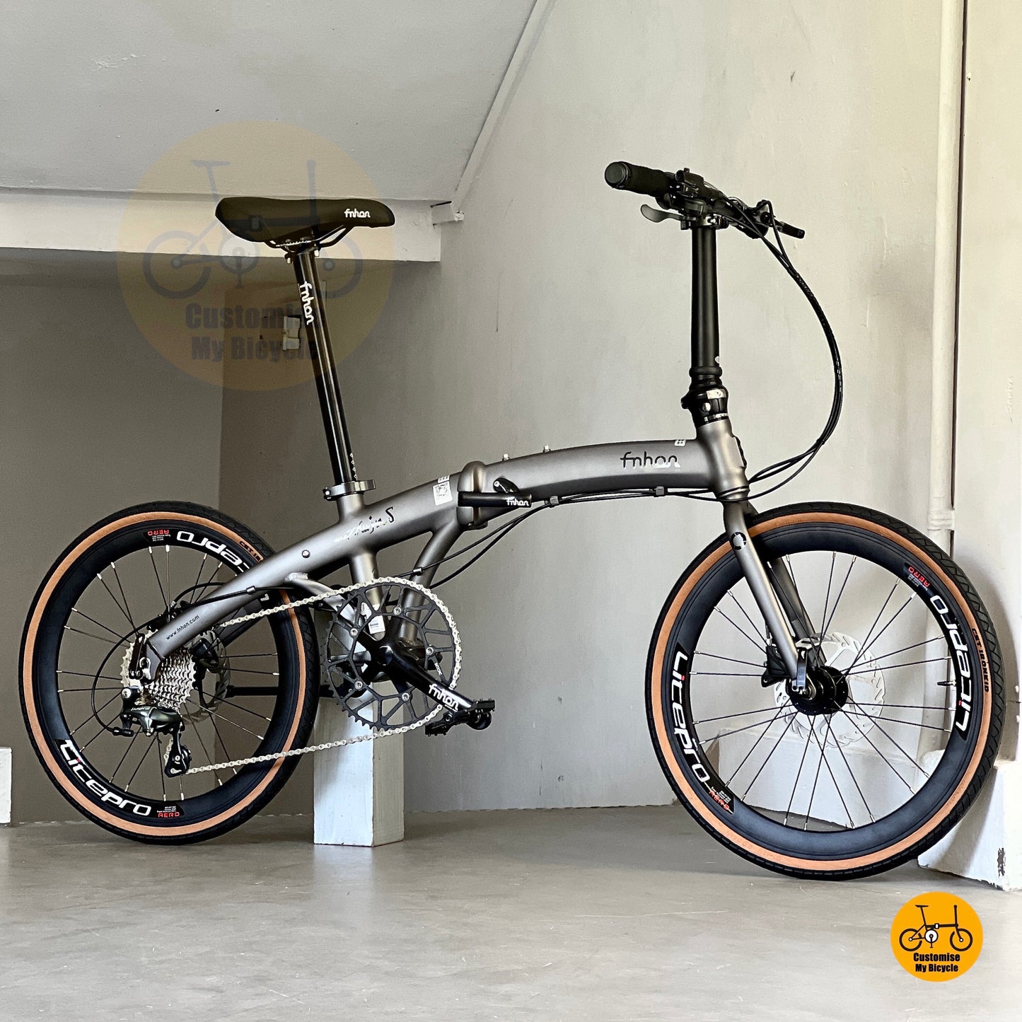 Overall low angle of Fnhon Wind 22 inch Carbon Grey Seamless Welding folding bike PD2018