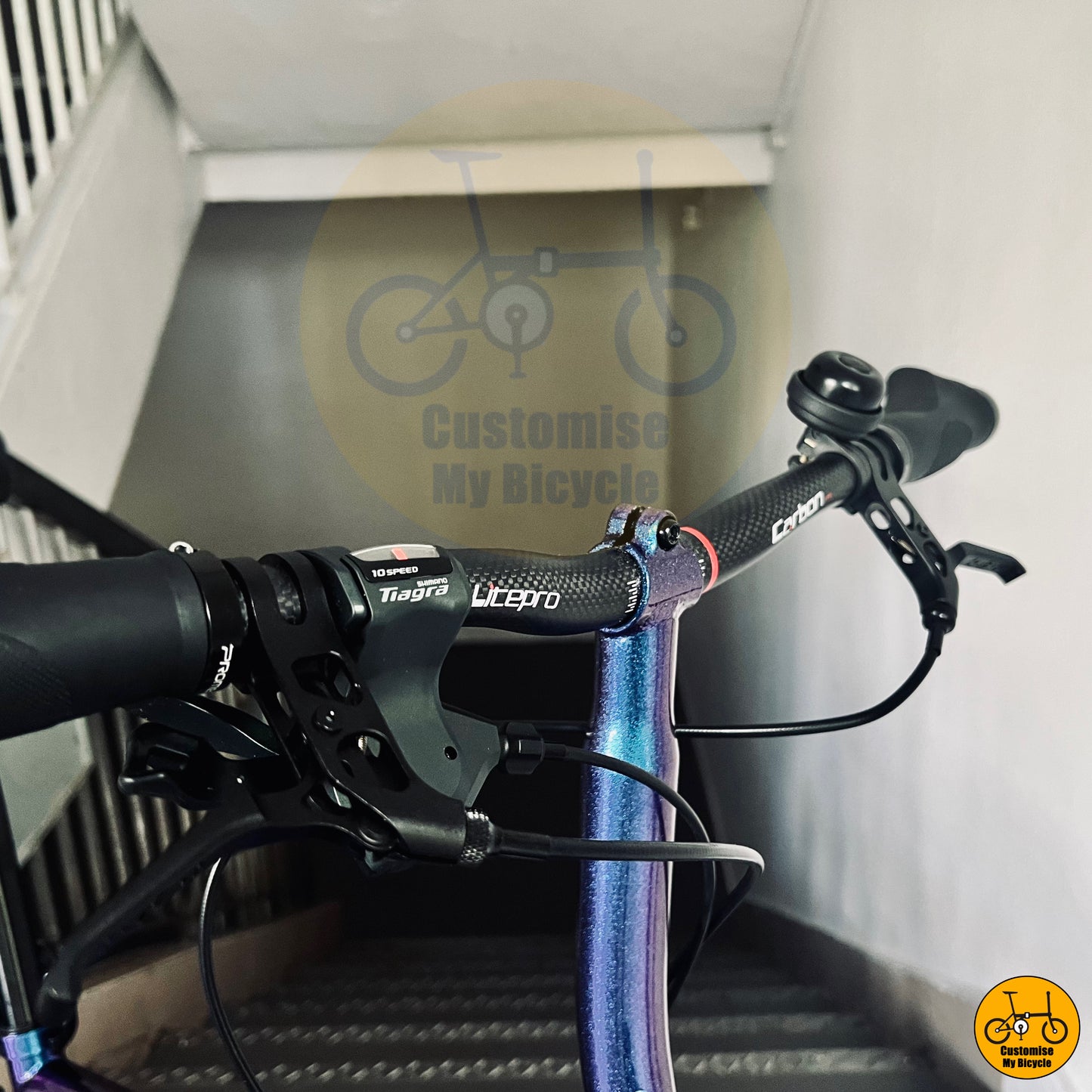 Carbon handlebars with comfortable grips for a better riding experience
