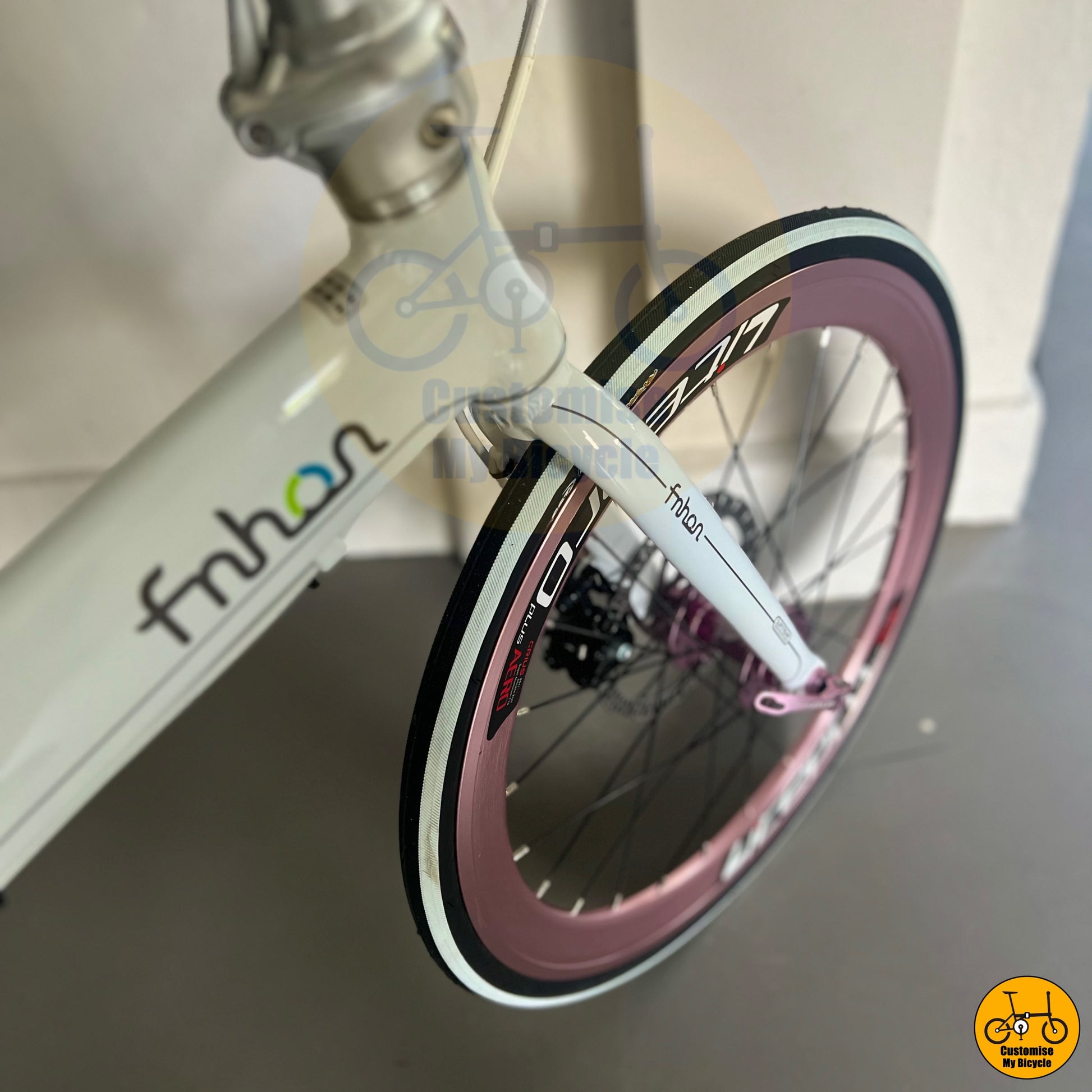 White & Pink Fnhon Blast 22-Inch Foldable Bicycle – A Lovely Choice for Women Riders
