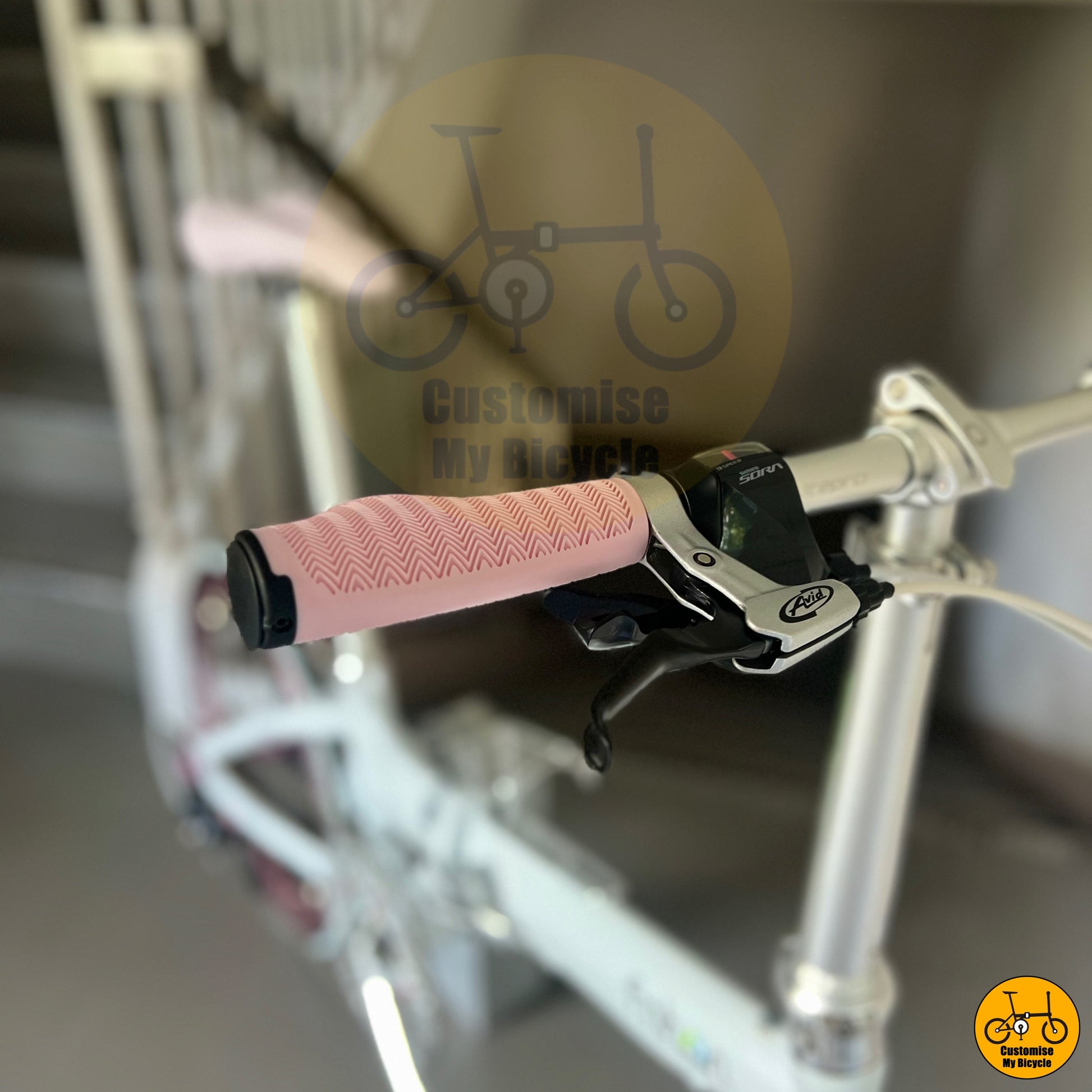 Palm Rest Pink Handgrips on Cute & Compact Fnhon Blast 22-Inch Folding Bike – A Stylish Ride for Ladies
