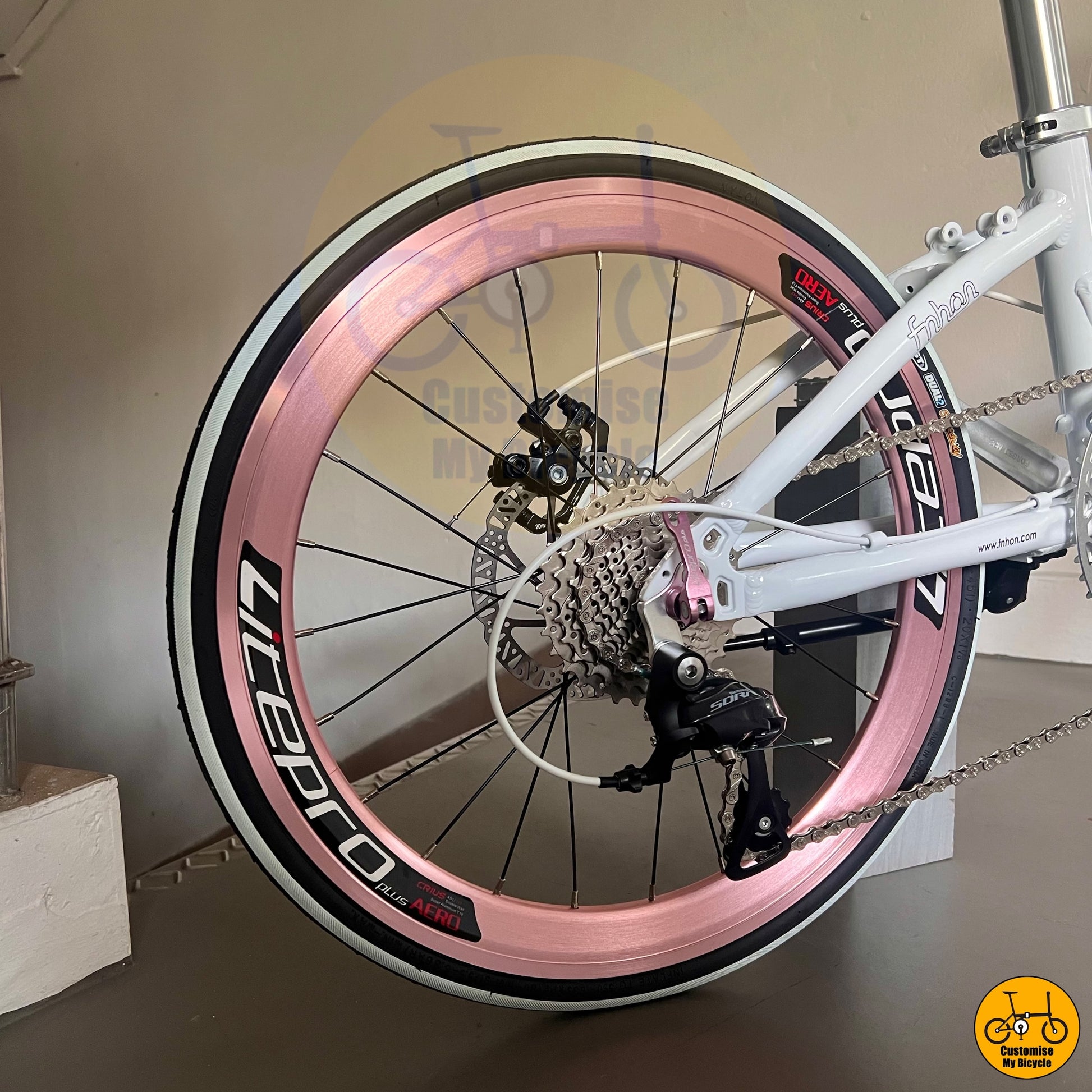 Soft Pink & White Fnhon Blast 22-Inch Foldie – A Lovely Ride for Daily Commuting
