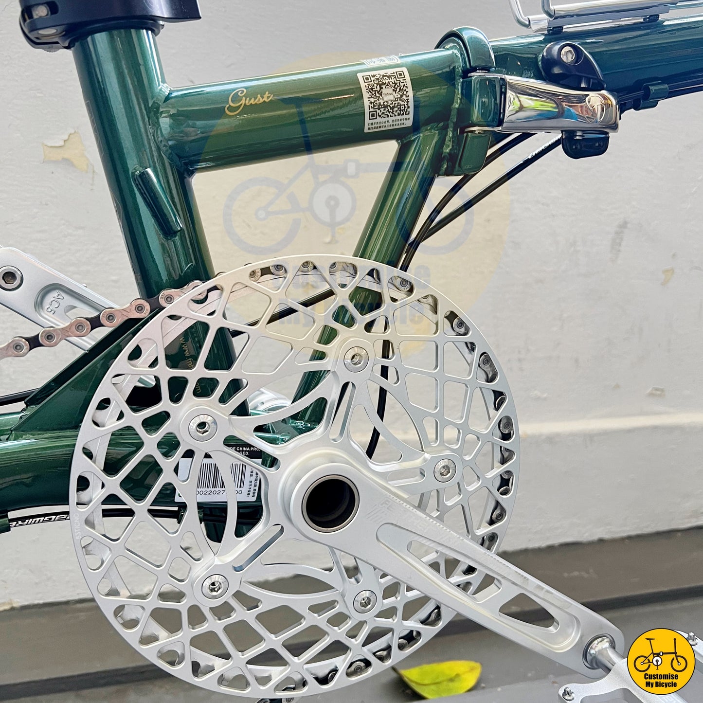 Elegant Fnhon Gust foldie featuring a stylish emerald green frame
