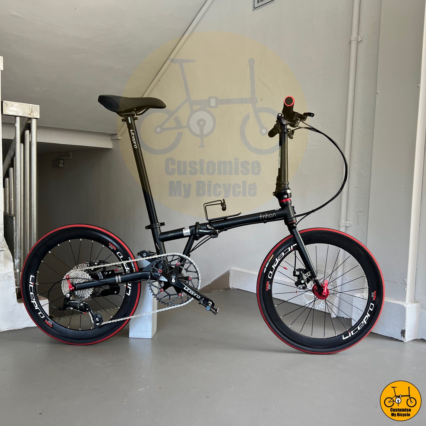 Fnhon Gust 22-inch Compact Foldie – Red Wall Tyre & Shimano Sora R3000 Gears
