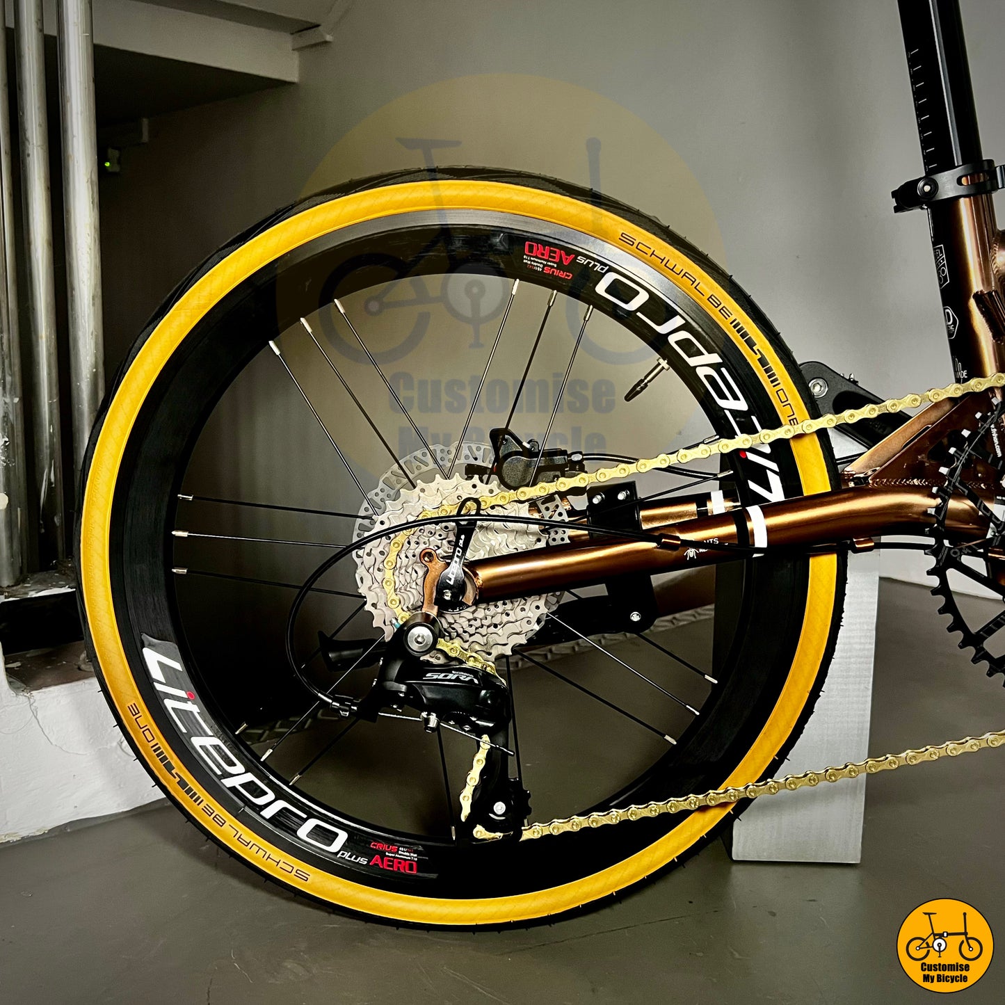 Classic Fnhon Gust foldie with Schwalbe One tyres for smooth rolling
