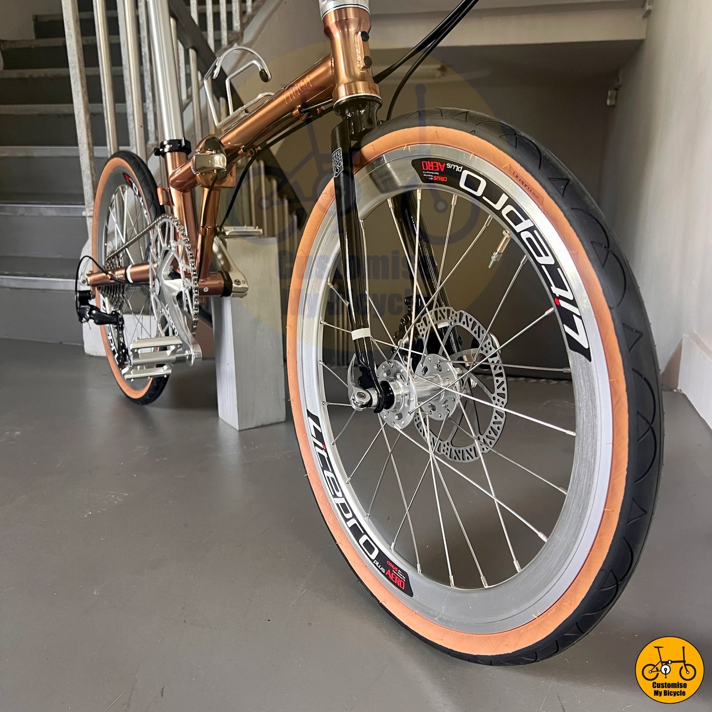 High-performance foldie with stylish city-riding aesthetics
