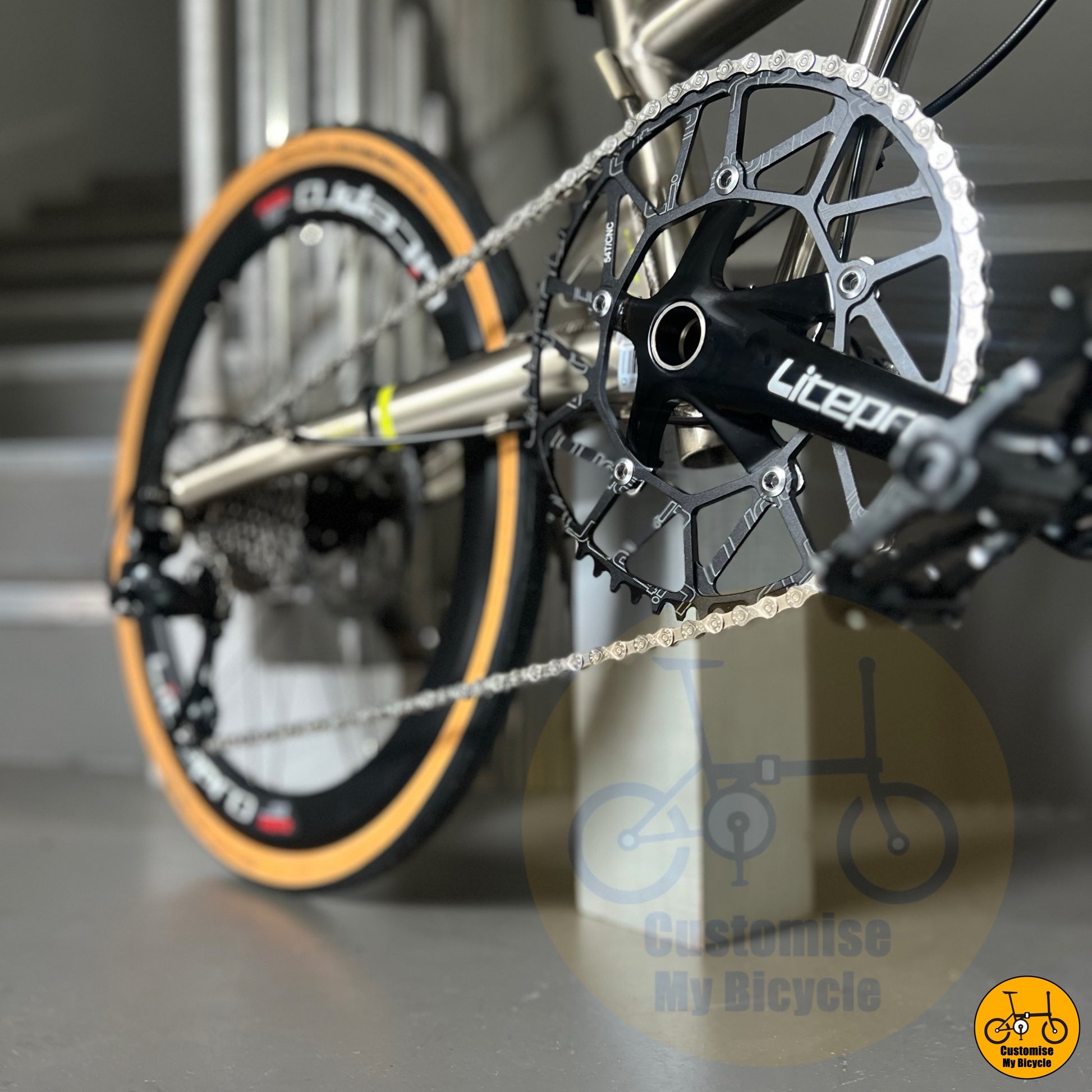 Folding bike with strong frame and fast rolling Schwalbe tyres
