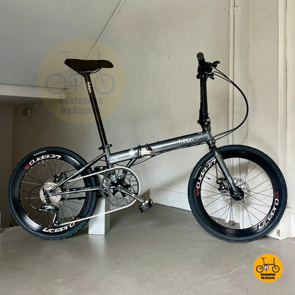 Side view of Fnhon Storm 22 inch Dolphin Grey folding bike with Shimano 9 Speed drivetrain  
