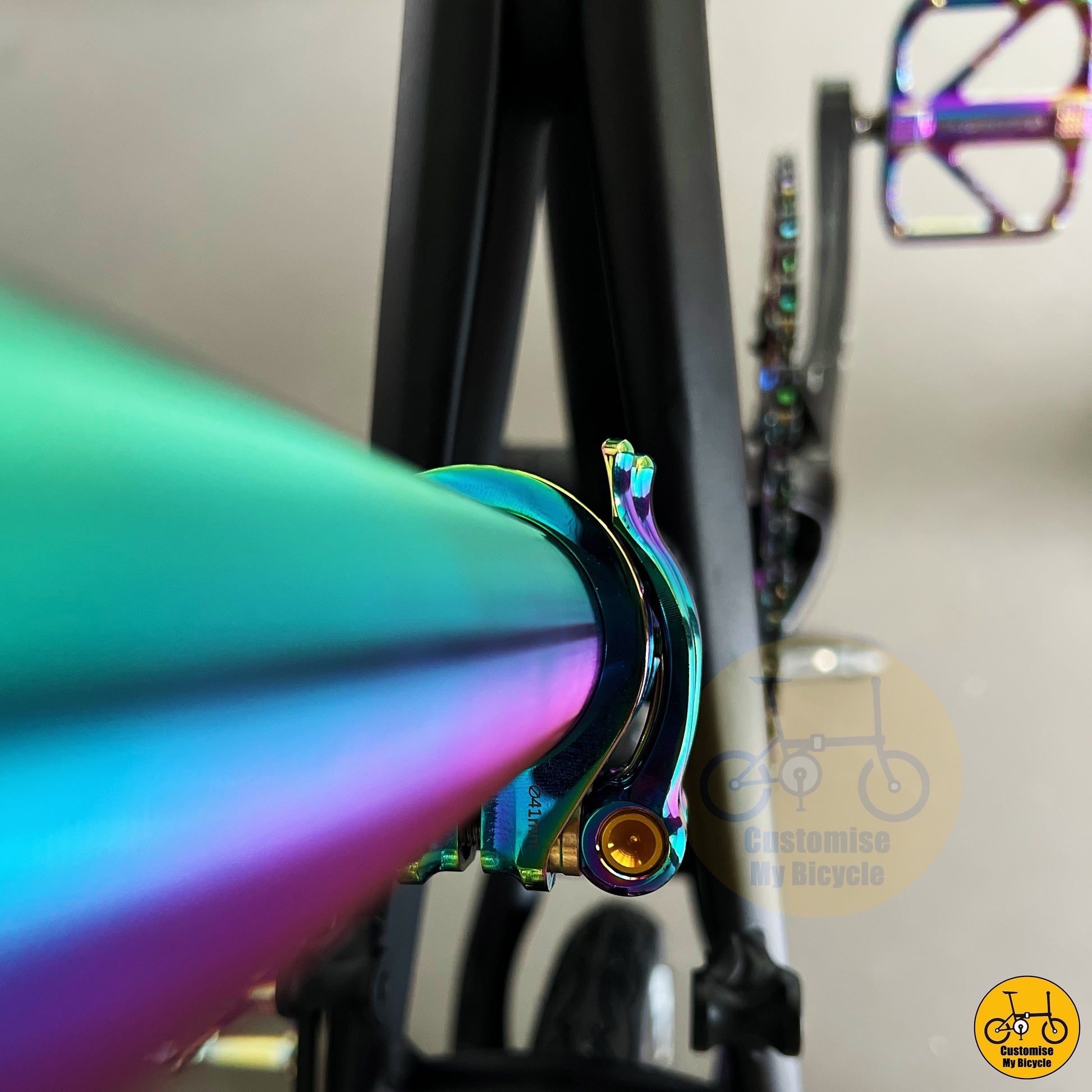 Sleek & Stylish Folding Bike – Oil Slick Accents for a Unique Look
